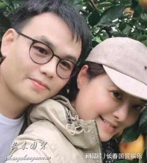 49岁袁立与小11岁老公同框 单手托腮状态好 人在洛杉矶网lapeople Com