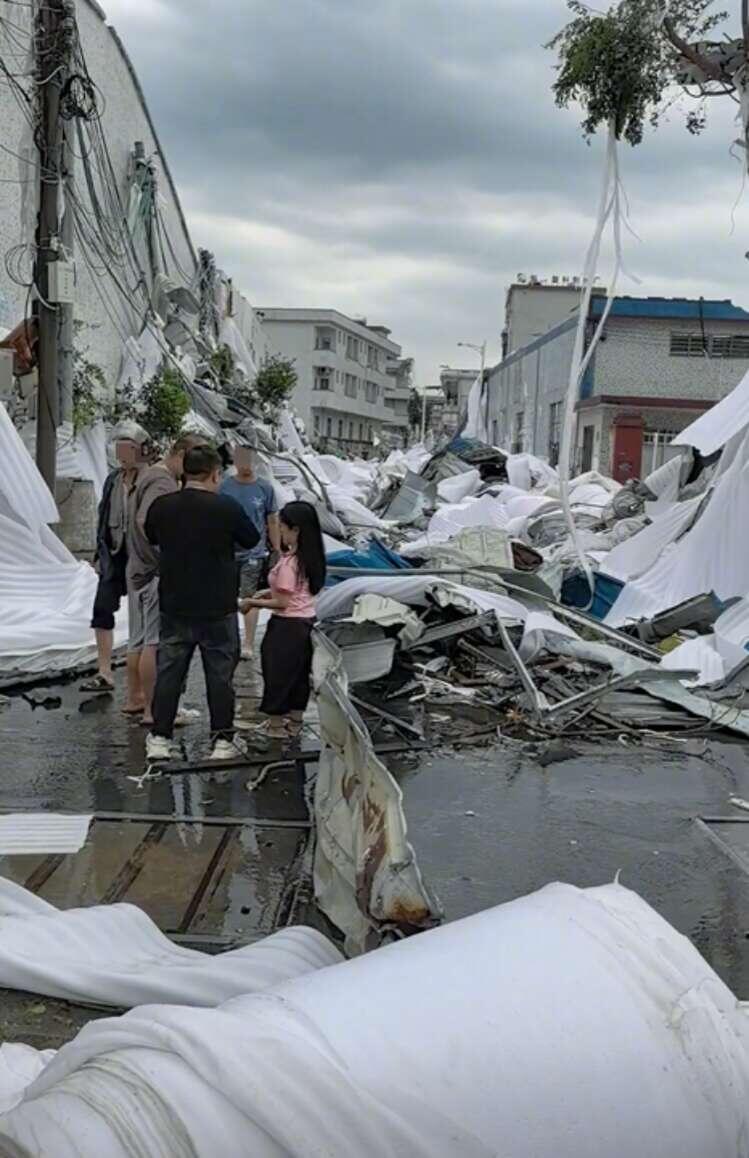 广州龙卷风受灾厂家：100斤的水箱被吹走10多个- 人在温哥华网VanPeople.com